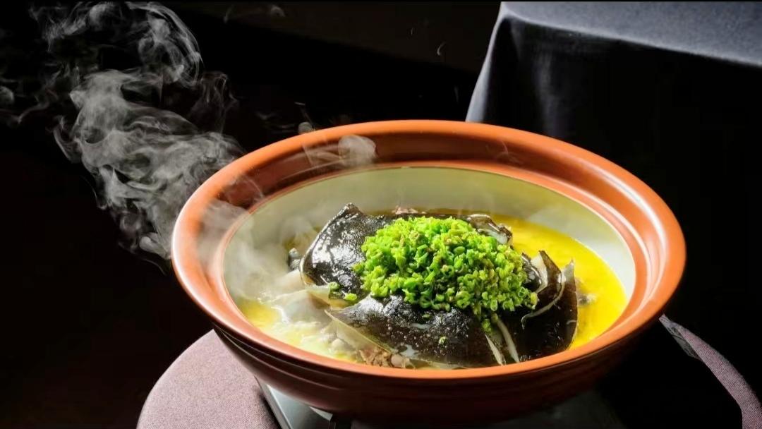 鲍汁慢煨鹅掌猪尾煲