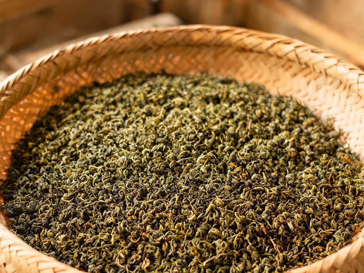 竹篓中静置摊晾的茶坯 近景