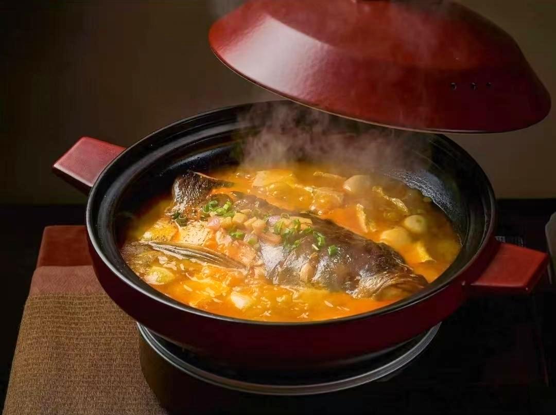 私厨家宴砂锅浓汤鱼头，热气腾腾的镇店之宝