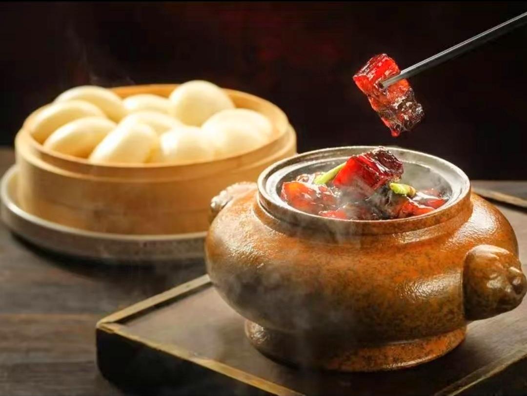 私厨家宴经典红烧肉砂锅，配手工小笼包蒸笼
