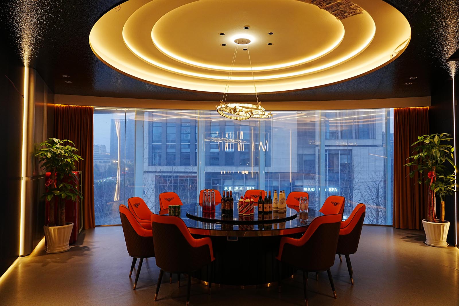 木兰茶故事私厨家宴圆桌包间全景，环形吊灯落地窗设计